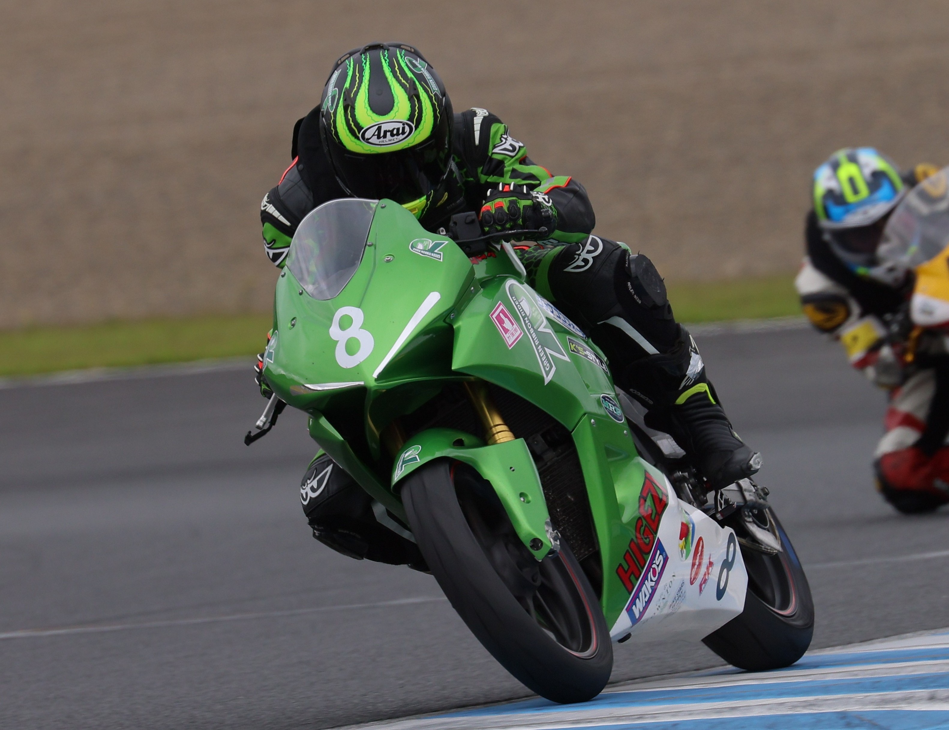 サーキットを走るグリーンリボンライダー